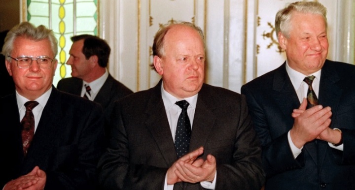 أول رئيس بيلاروسي بعد تفكك الاتحاد السوفياتي يفارق الحياة